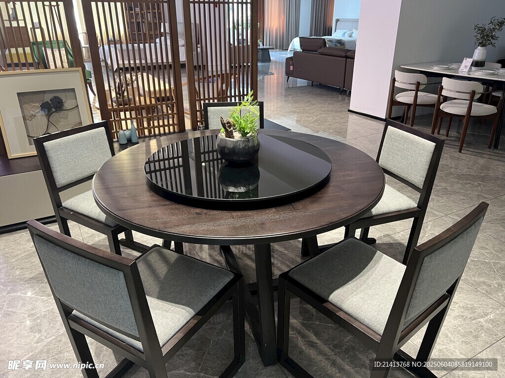 中式圓桌配椅室內場景