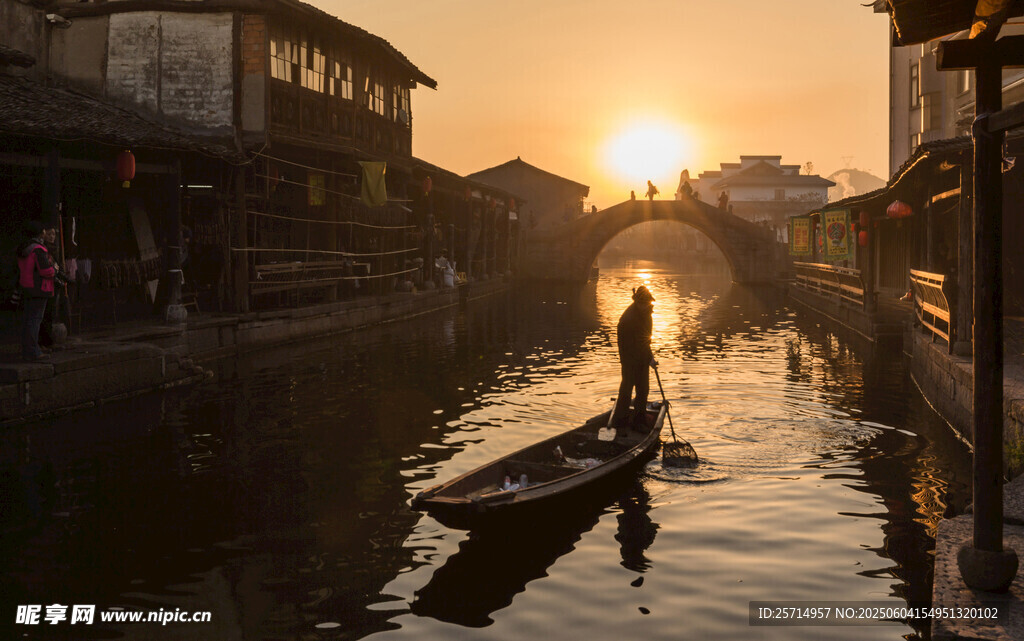 夕陽下的水鄉(xiāng)撐船景象