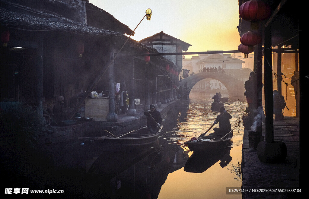 水鄉(xiāng)黃昏小船靜謐景象