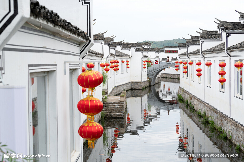 水鄉(xiāng)掛紅燈籠的白墻小巷