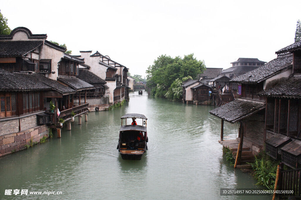 江南水鄉(xiāng)河道上的古樸小船