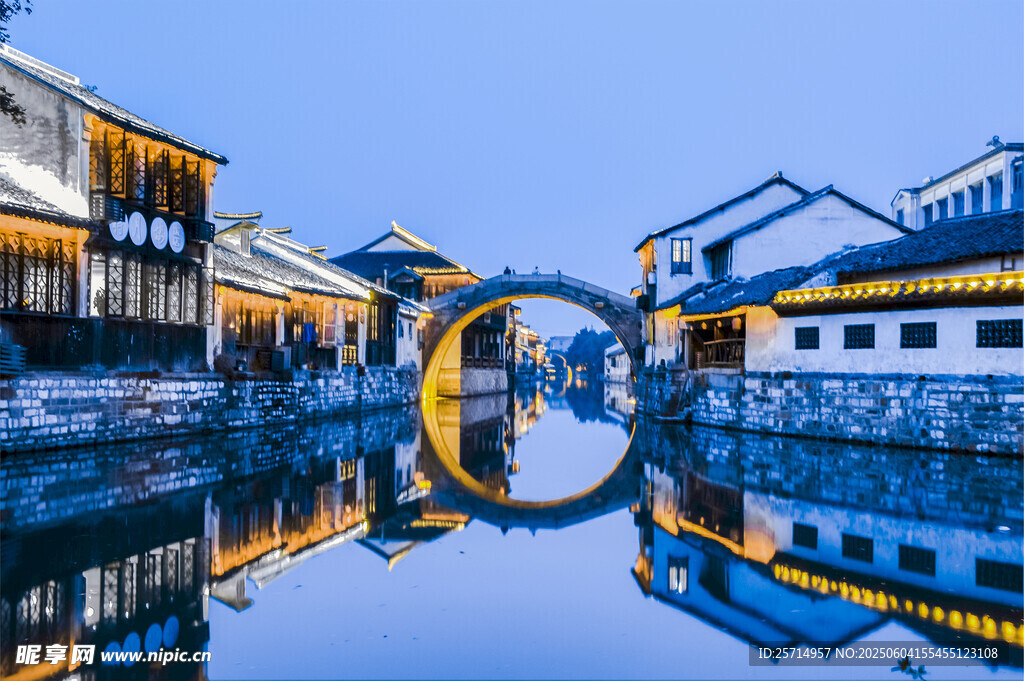 江南水鄉(xiāng)古橋夜景倒影
