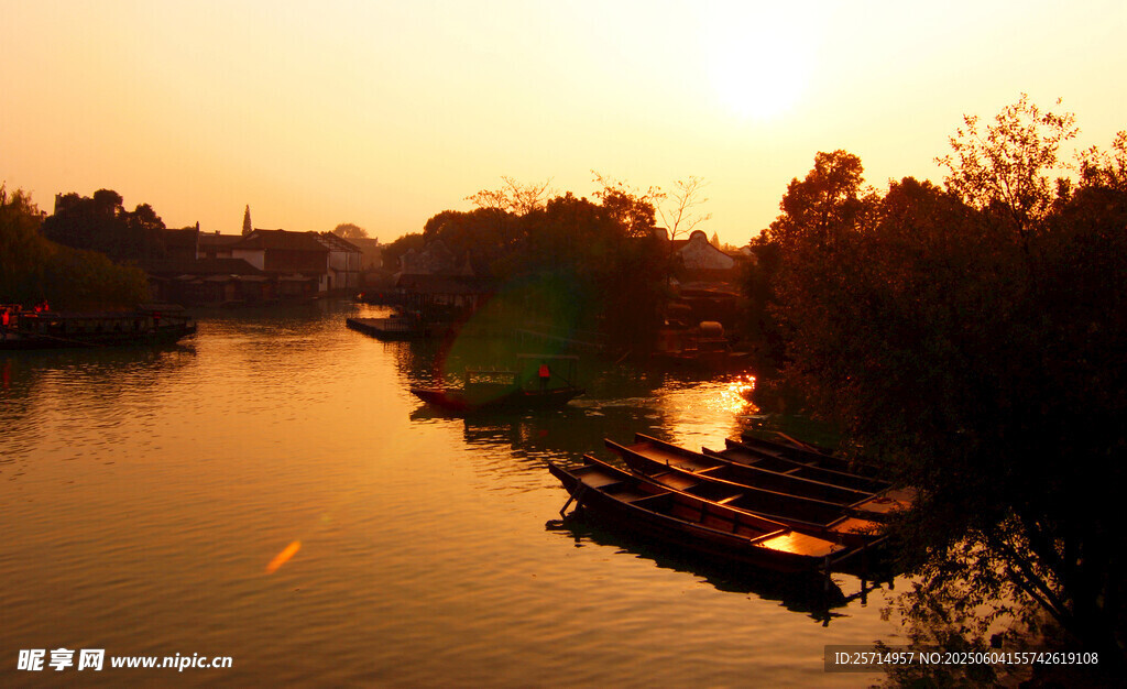 夕陽下的河畔小船美景