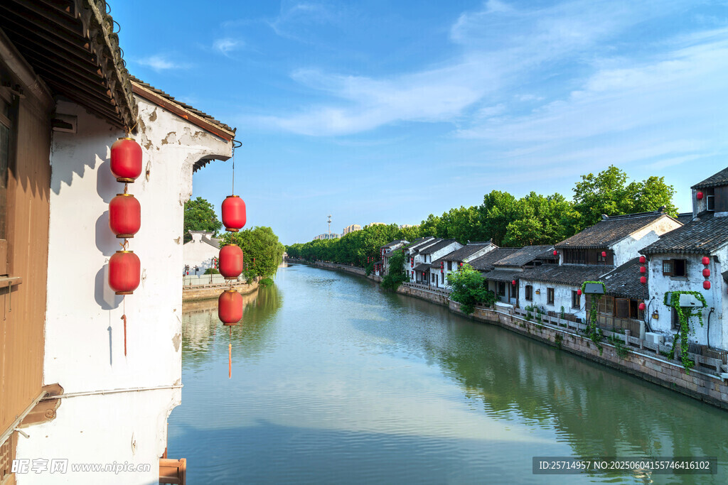 江南水鄉(xiāng)河畔古宅紅燈籠