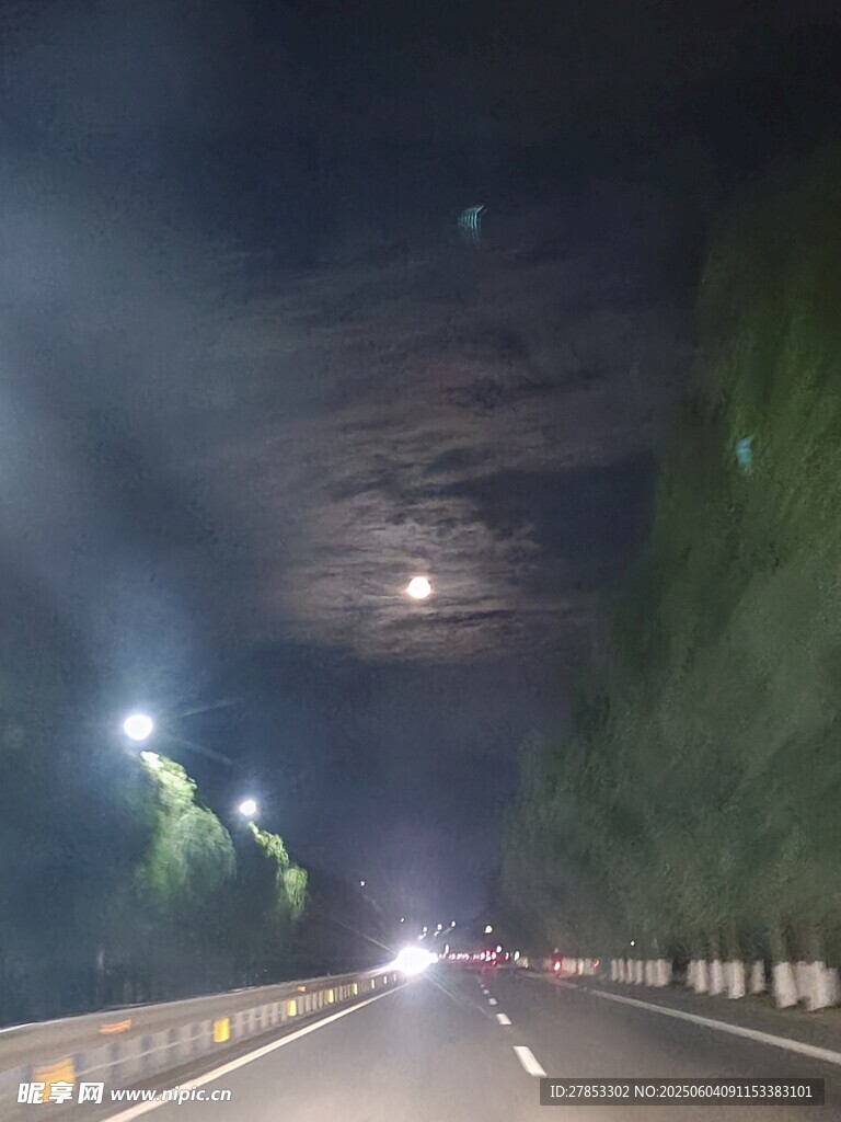 夜晚公路行車景象