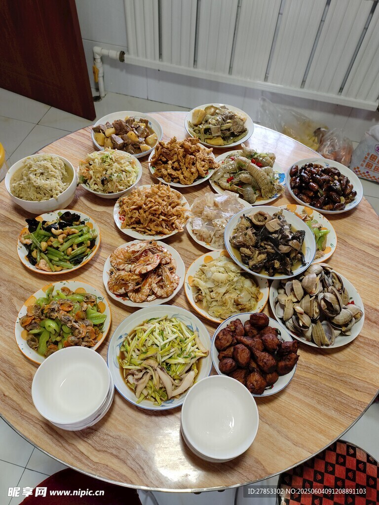 豐盛一桌菜擺滿團圓飯桌