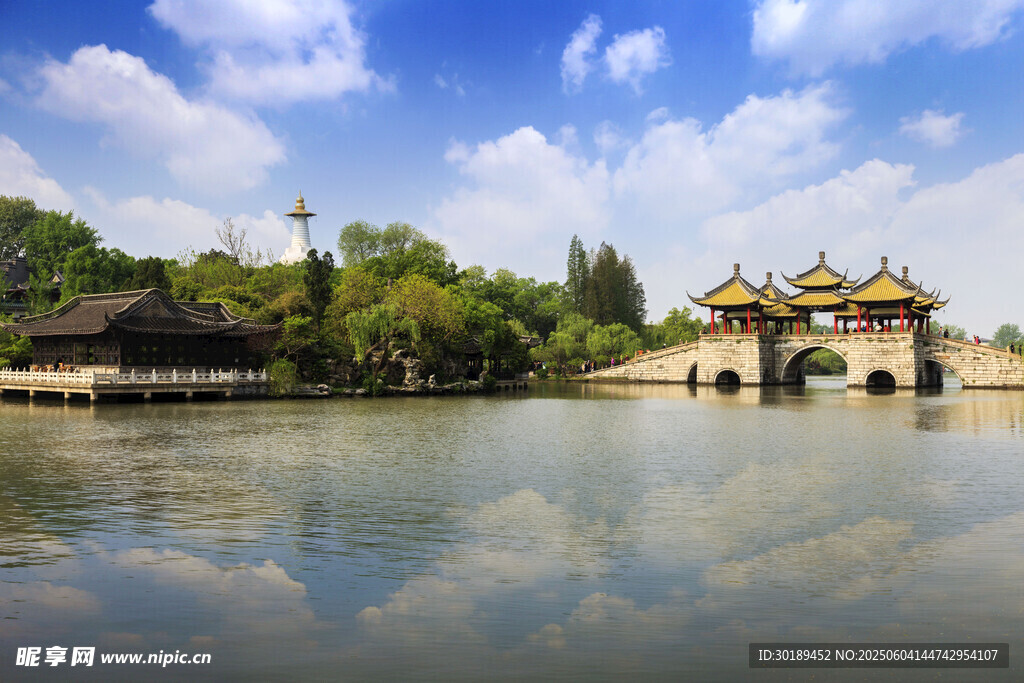 江南水鄉湖畔古典建筑美景