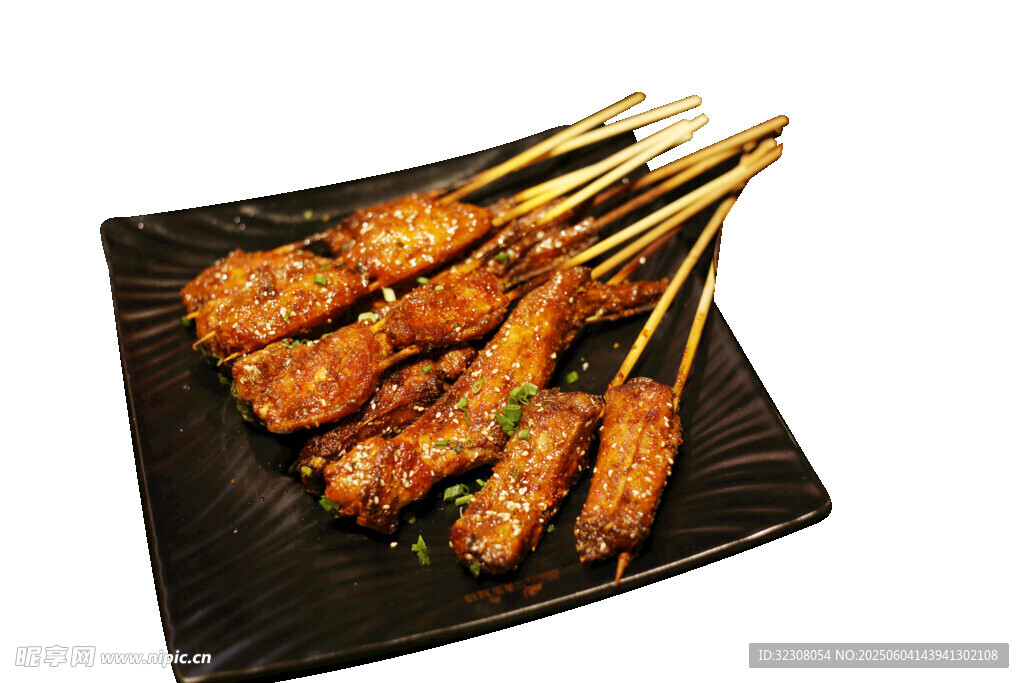 美味烤肉串?dāng)[于黑色盤上