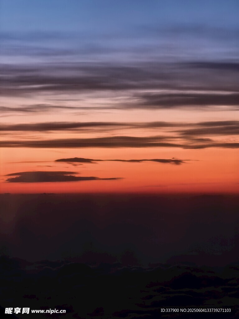 高空中的晚霞