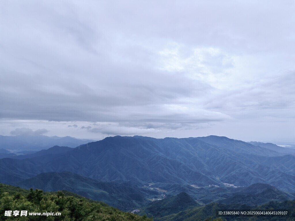 云霧繚繞的壯美山巒景色