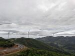 山間公路旁的風力發電機組