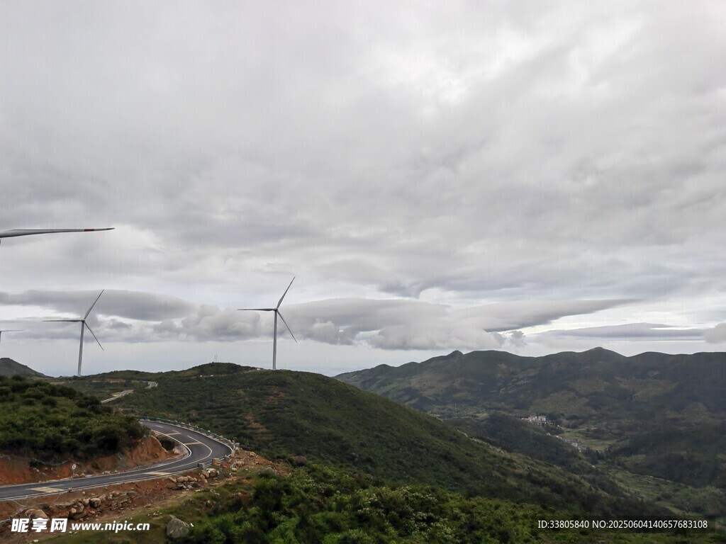 山間公路旁的風力發電機組