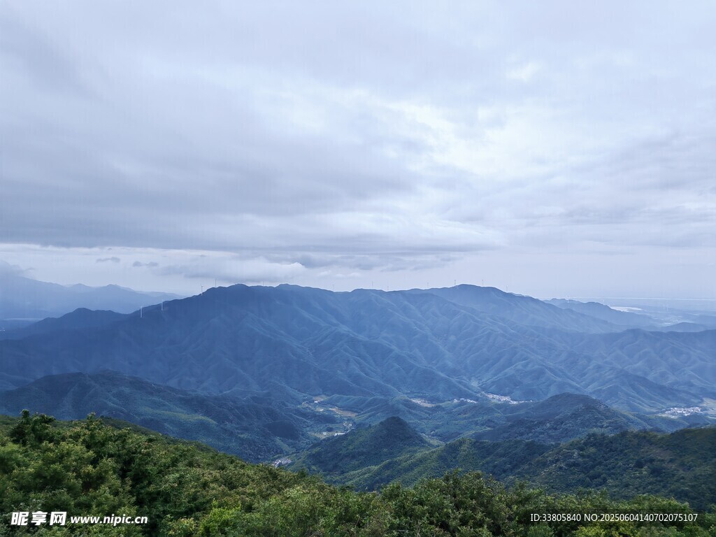 山巒云海間的壯美風光