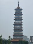 高聳古塔屹立于城市之中