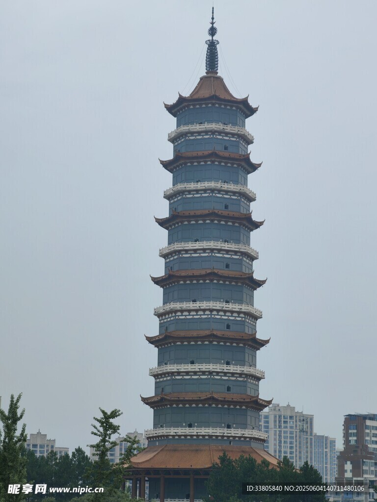 高聳古塔屹立于城市之中