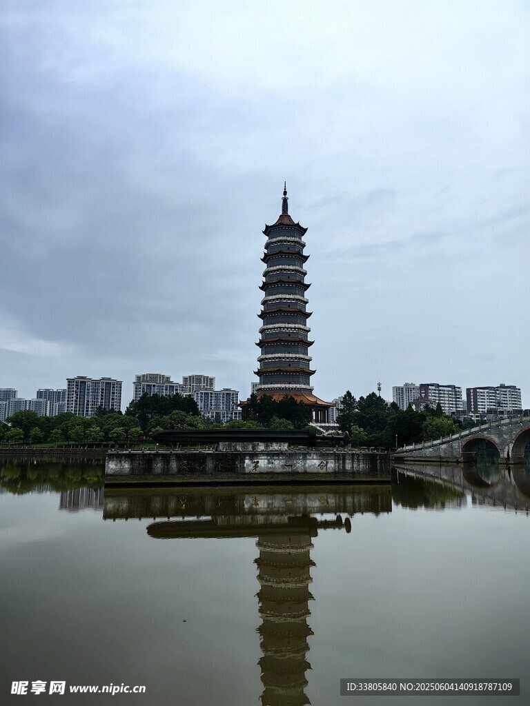 湖畔古塔倒影風(fēng)景如畫