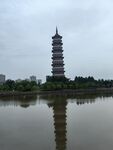 湖邊古塔倒影風景秀麗
