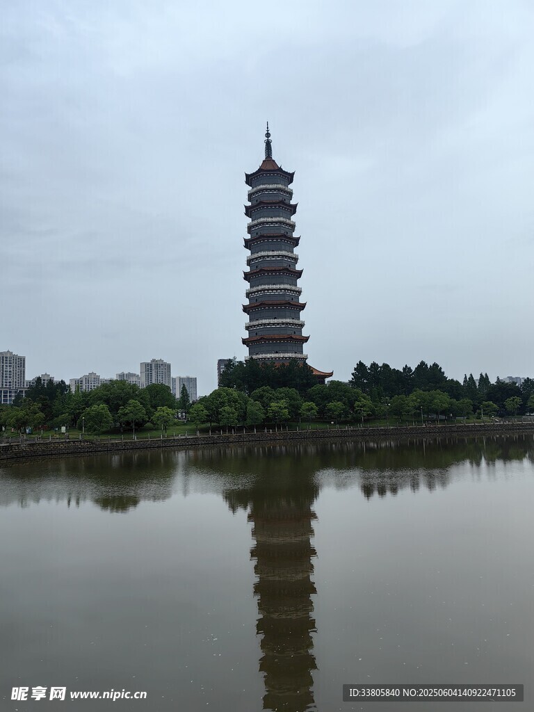 湖邊古塔倒影風景秀麗