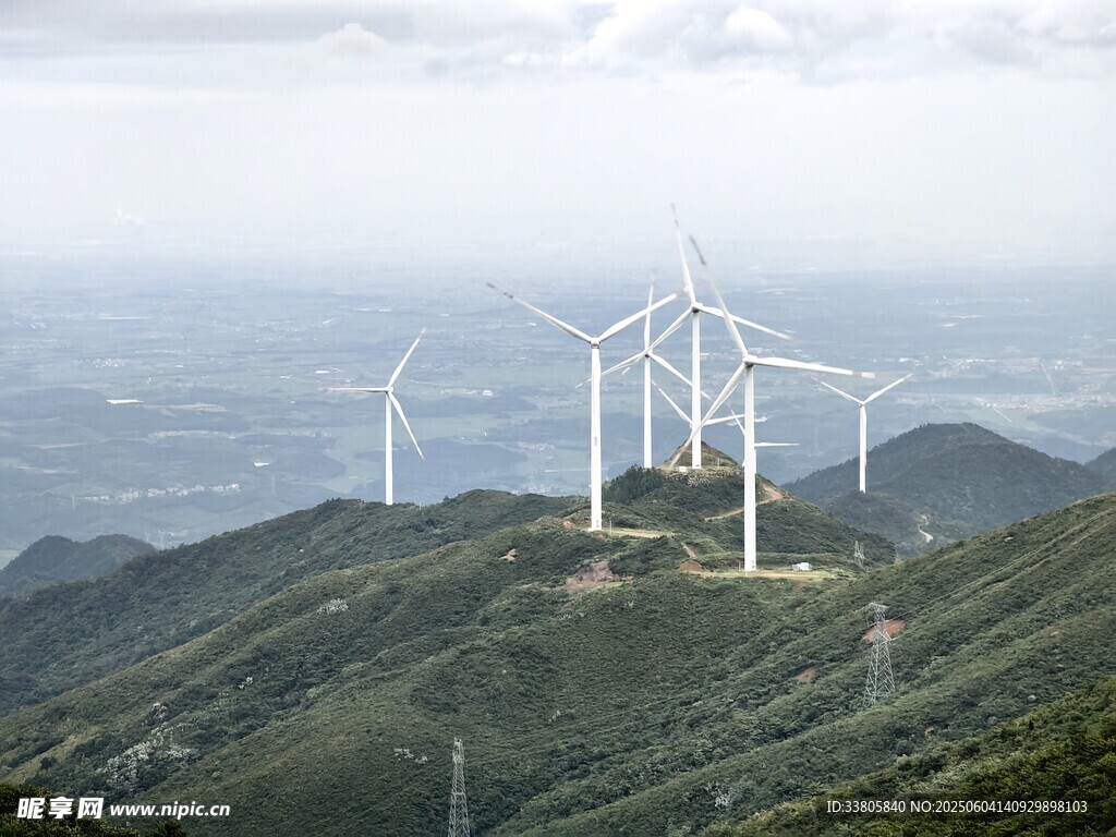 山間風力發電機組景觀