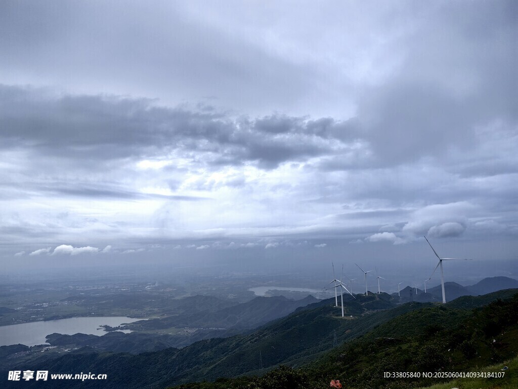 山間云海風車壯麗景觀