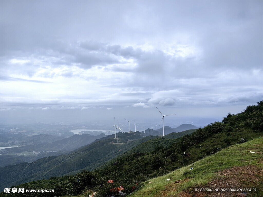 山巒云海間的壯美風光