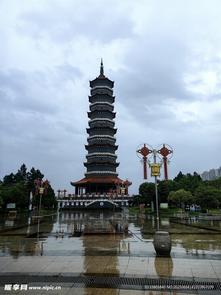 古塔立于積水廣場之上