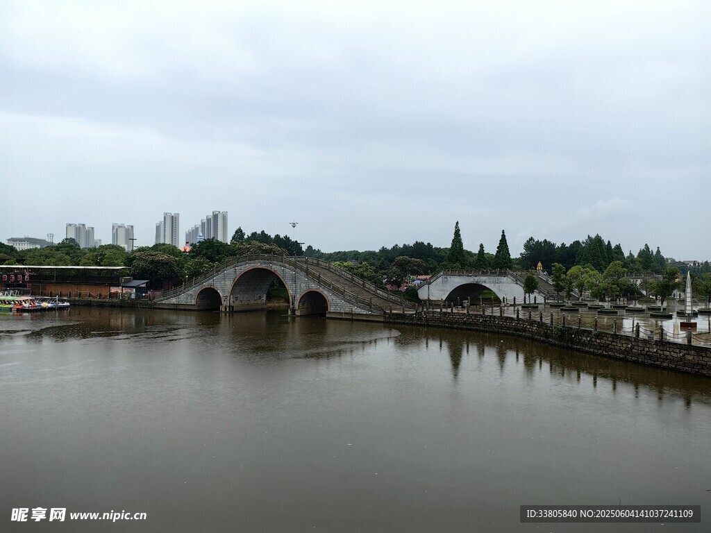 古橋橫跨水面的寧靜景致
