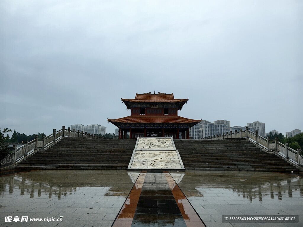 雨中古建倒影