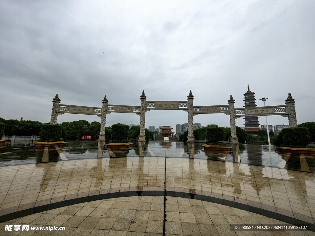 宏偉牌坊廣場雨后景致
