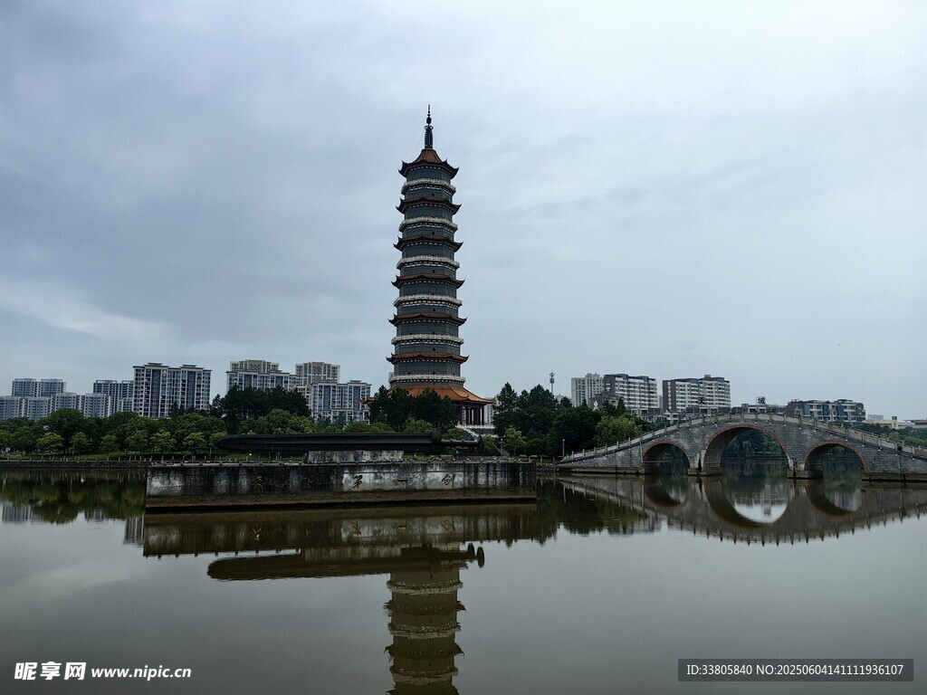 古塔映水的靜謐景致