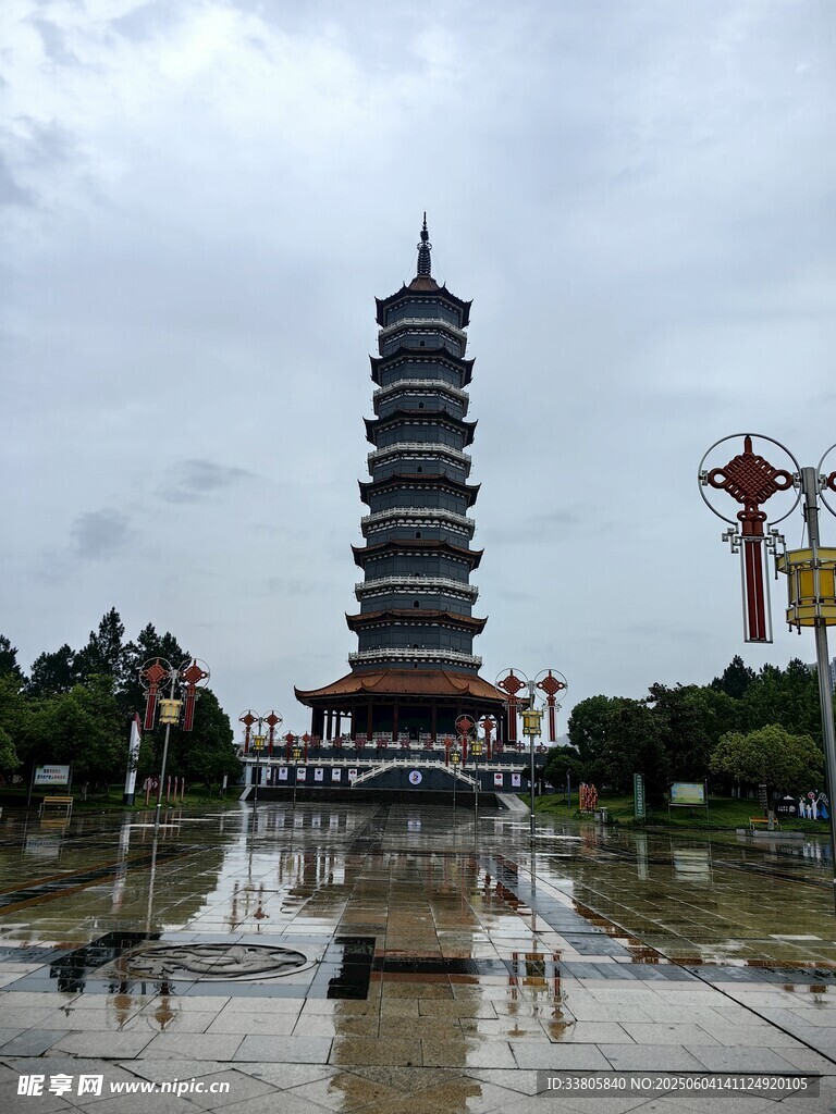 雨中古塔廣場景致