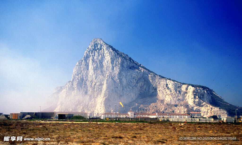 巍峨高山壯麗景觀