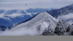 雪覆山巒云霧繚繞美景