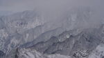 雪覆山巒壯麗景致