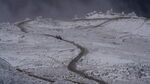 雪覆大地蜿蜒道路景觀