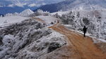 雪覆山路一人徒步前行
