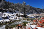 冬日山間溪流雪景圖