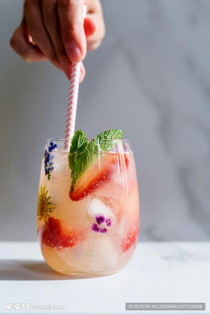 手調繽紛水果氣泡飲品