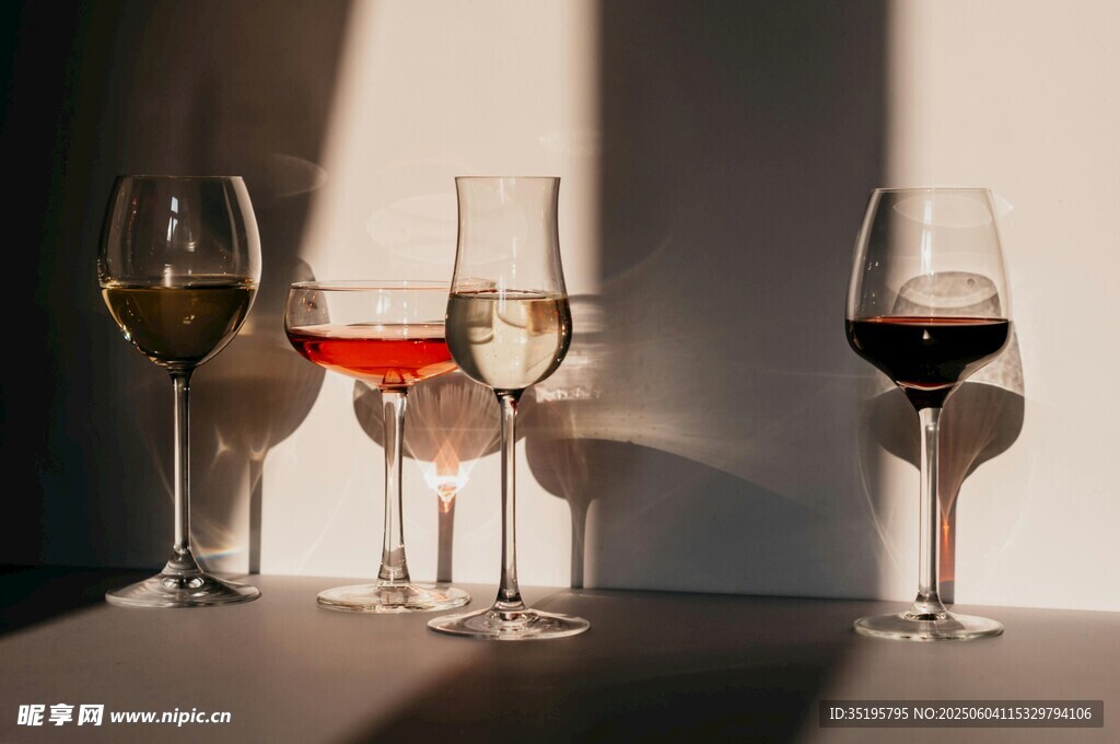 多彩酒杯展示優(yōu)雅品酒氛圍
