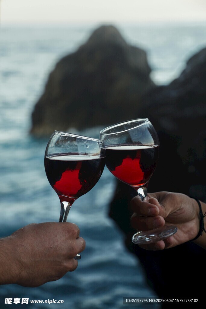 海邊舉杯共飲紅葡萄酒