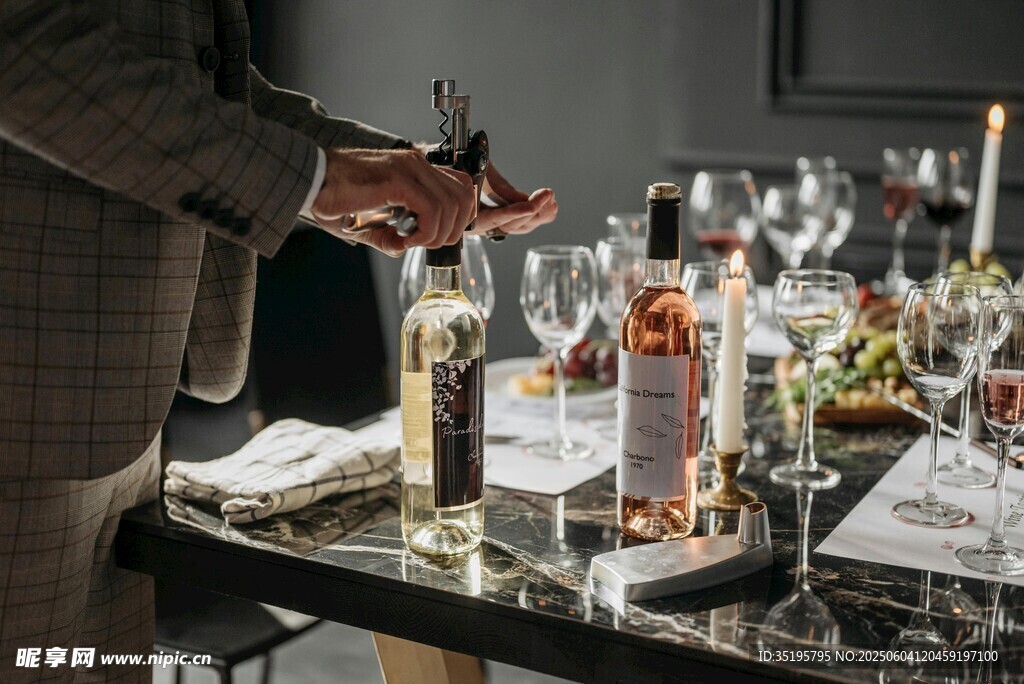 精致餐桌布置與多樣酒品