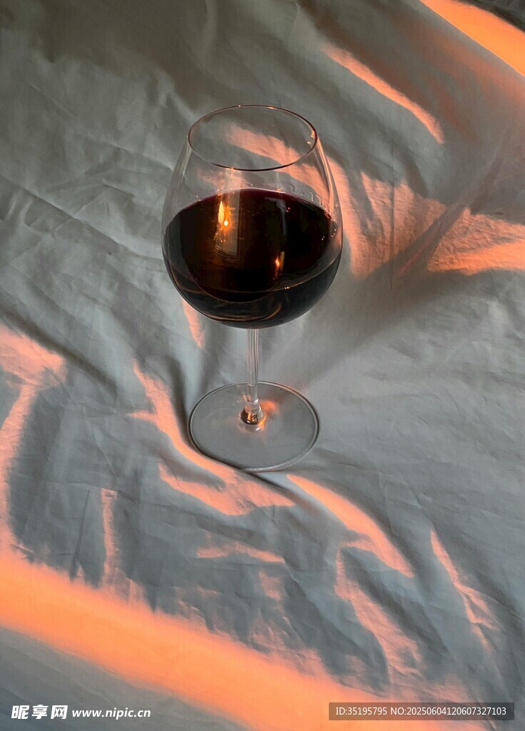 夕陽下的高腳杯紅酒