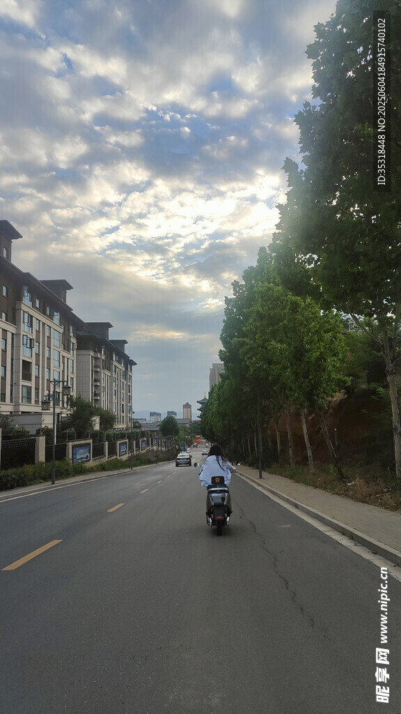 公路騎行旁有排排建筑