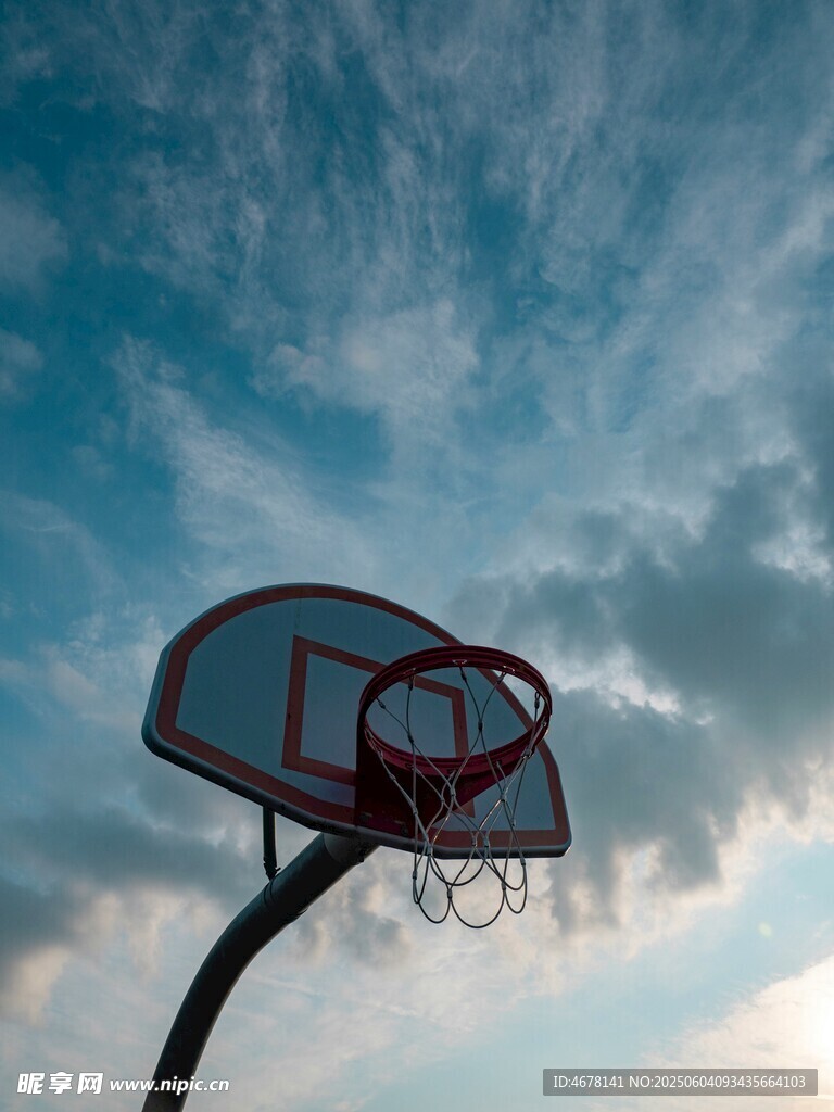 籃筐映藍天