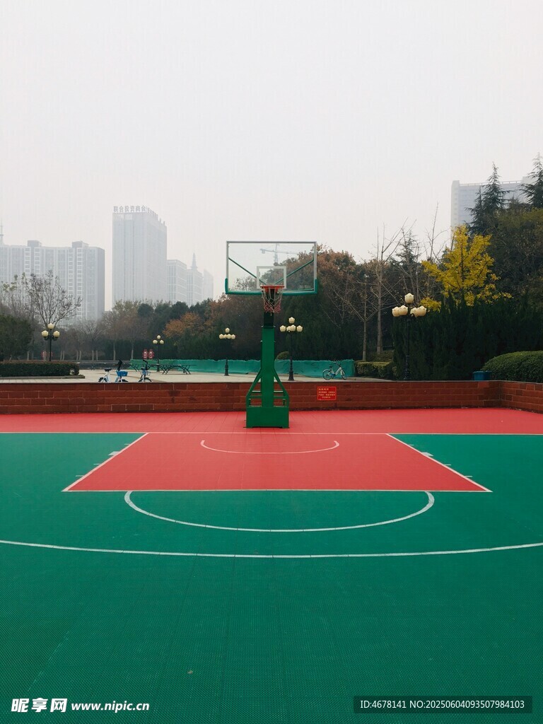 戶外綠色紅色相間籃球場