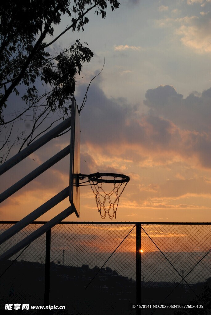 夕陽下的籃球架剪影
