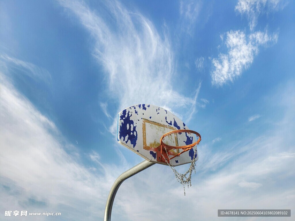 空中籃球框與藍(lán)天白云