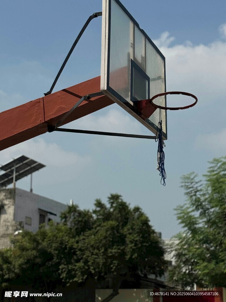 戶外籃球架及周邊景致