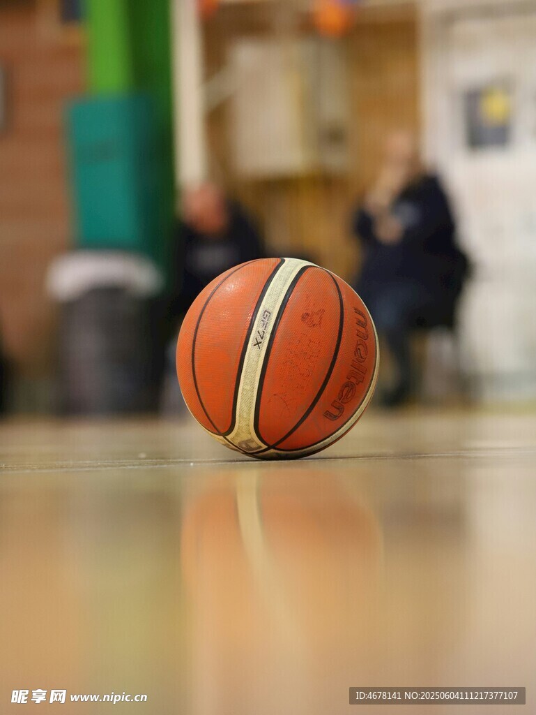 籃球靜置于室內地板上