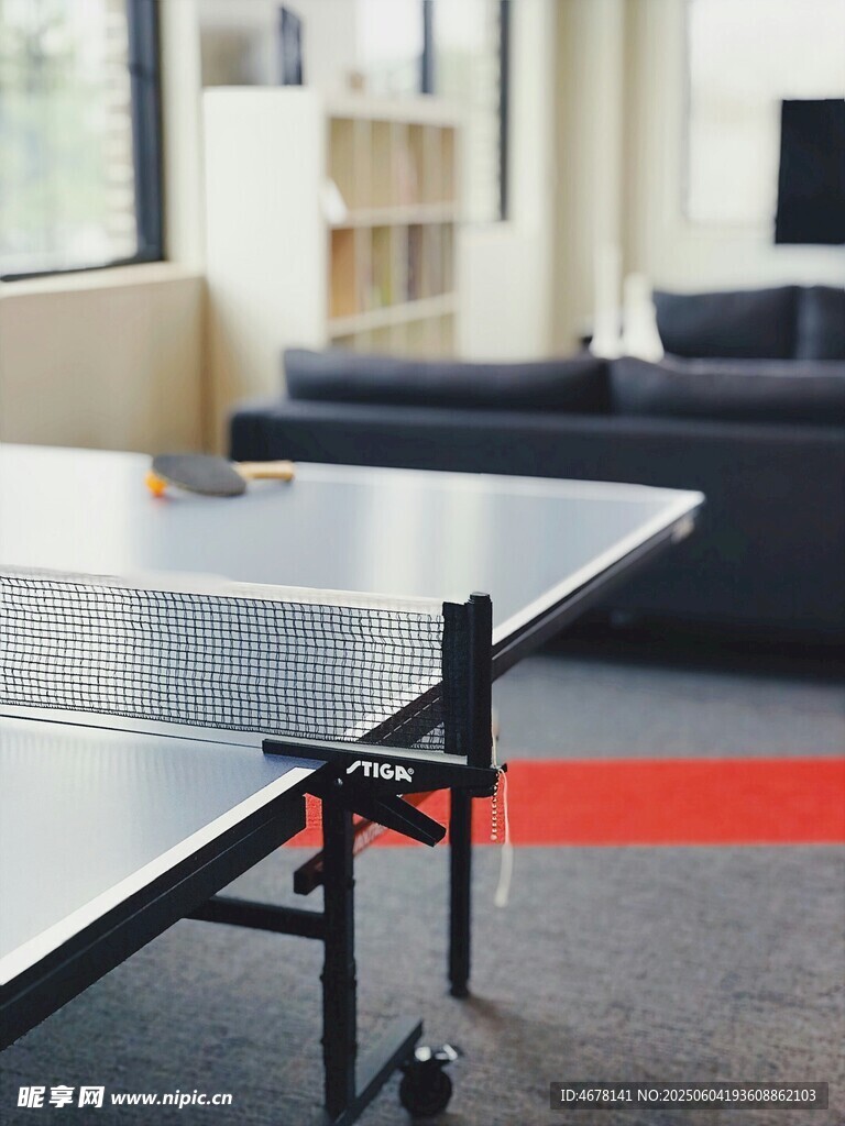 室內(nèi)乒乓球桌場景